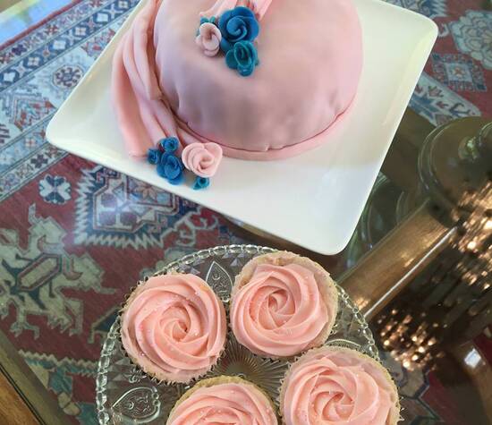 Torta novios y cupcakes de rosa