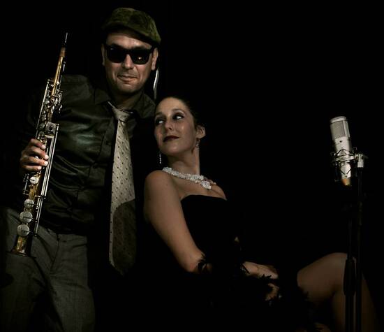Saxofonista Doppler tocando con María Pastora Buenos Aires
